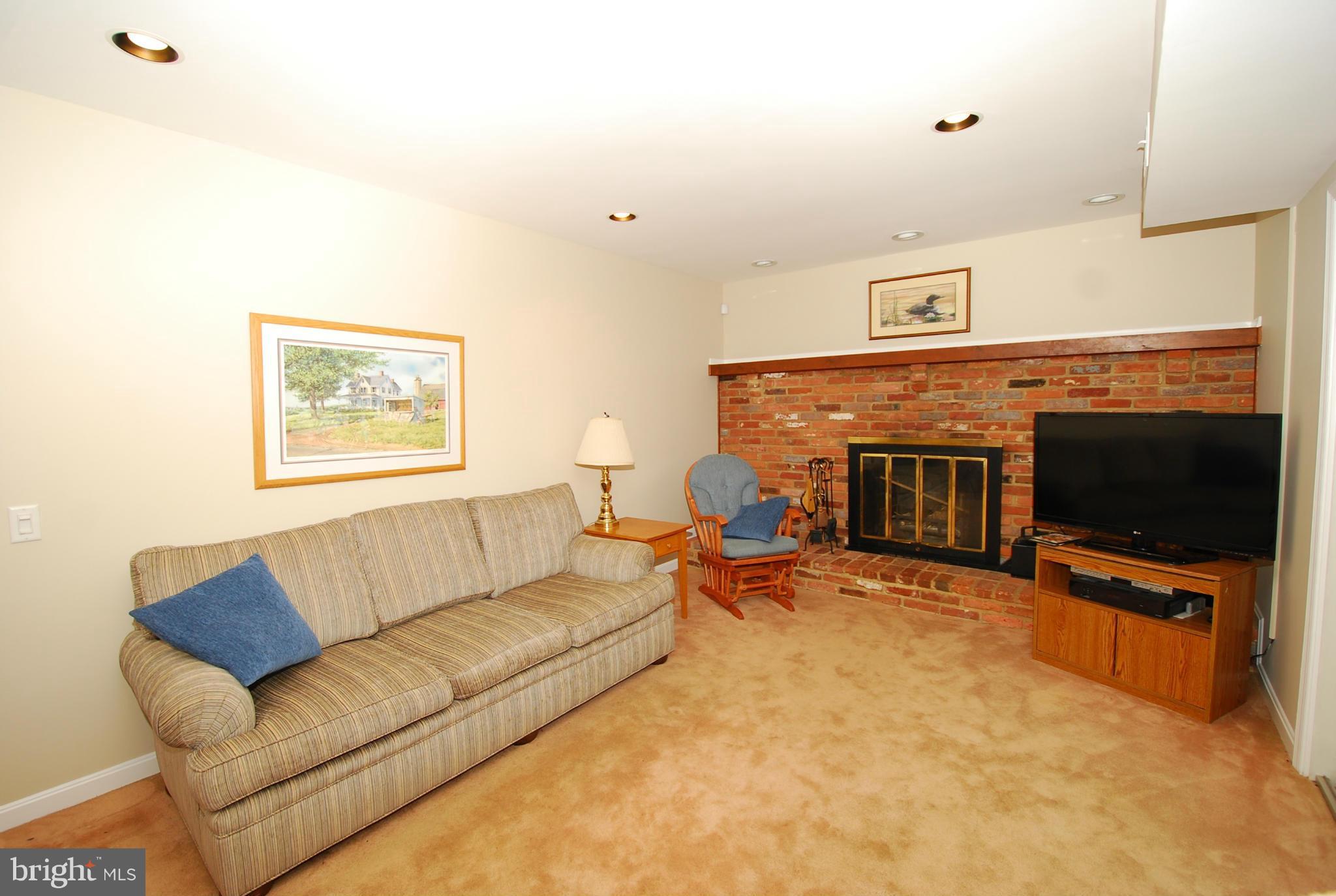8008 Hilton Road Gaithersburg, MD 20882 - Photo 7 of 27 Family Room