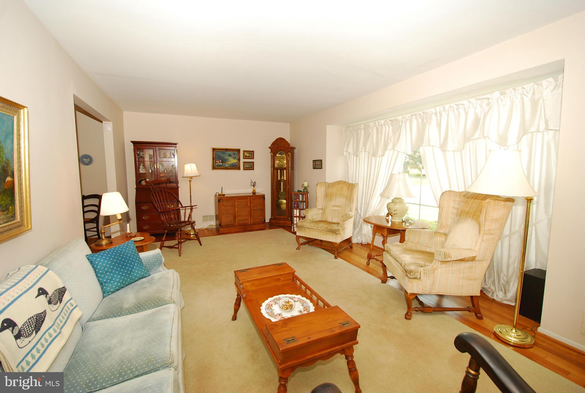 8008 Hilton Road Gaithersburg, MD 20882 - Photo 10 of 27 Living Room
