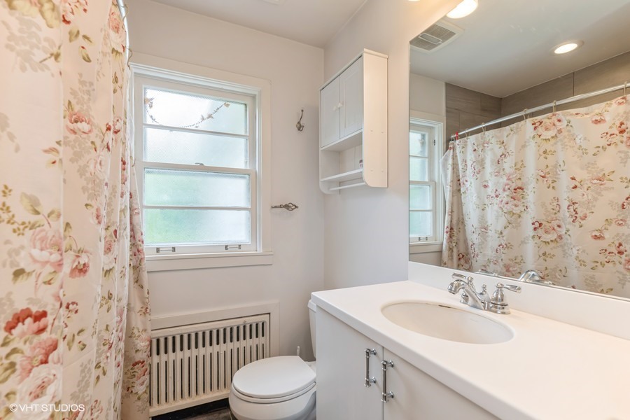107 Ridge Road Highland Park, IL 60035 - Photo 10 of 20 a bathroom with a sink a toilet and a mirror