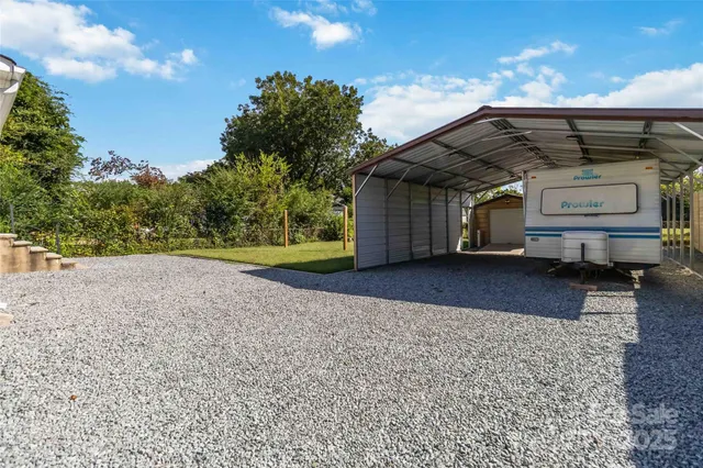 a view of a house with backyard