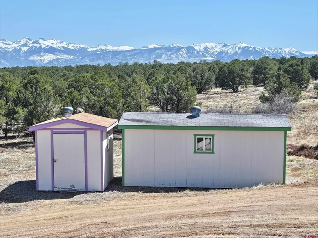 a view of a yard of the house