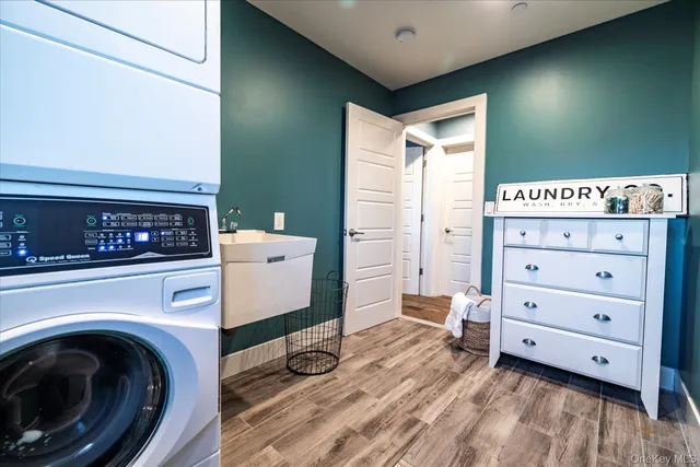 a view of a livingroom with furniture