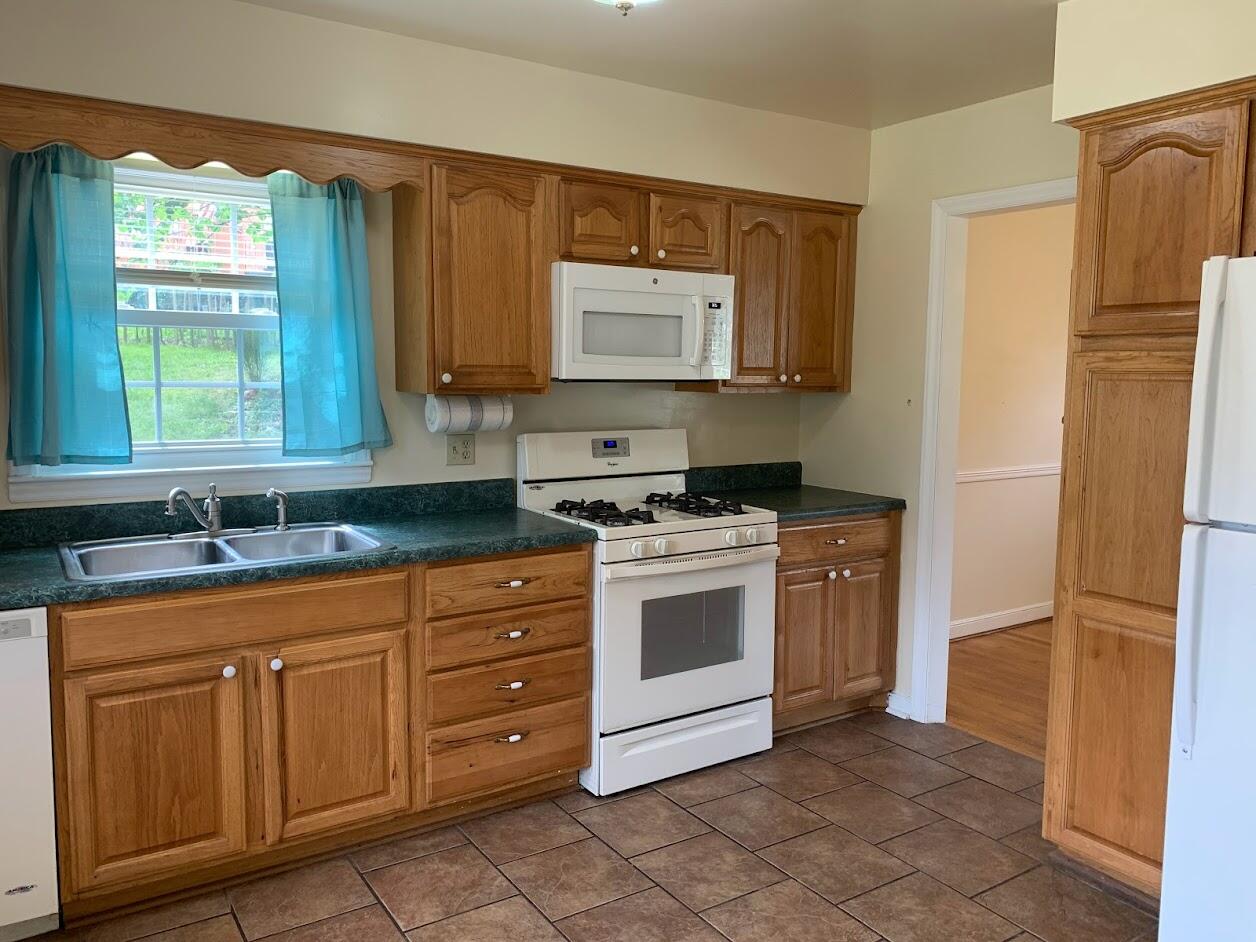 3509 Georgetown Road Roanoke, VA 24018 - Photo 4 of 18 Kitchen