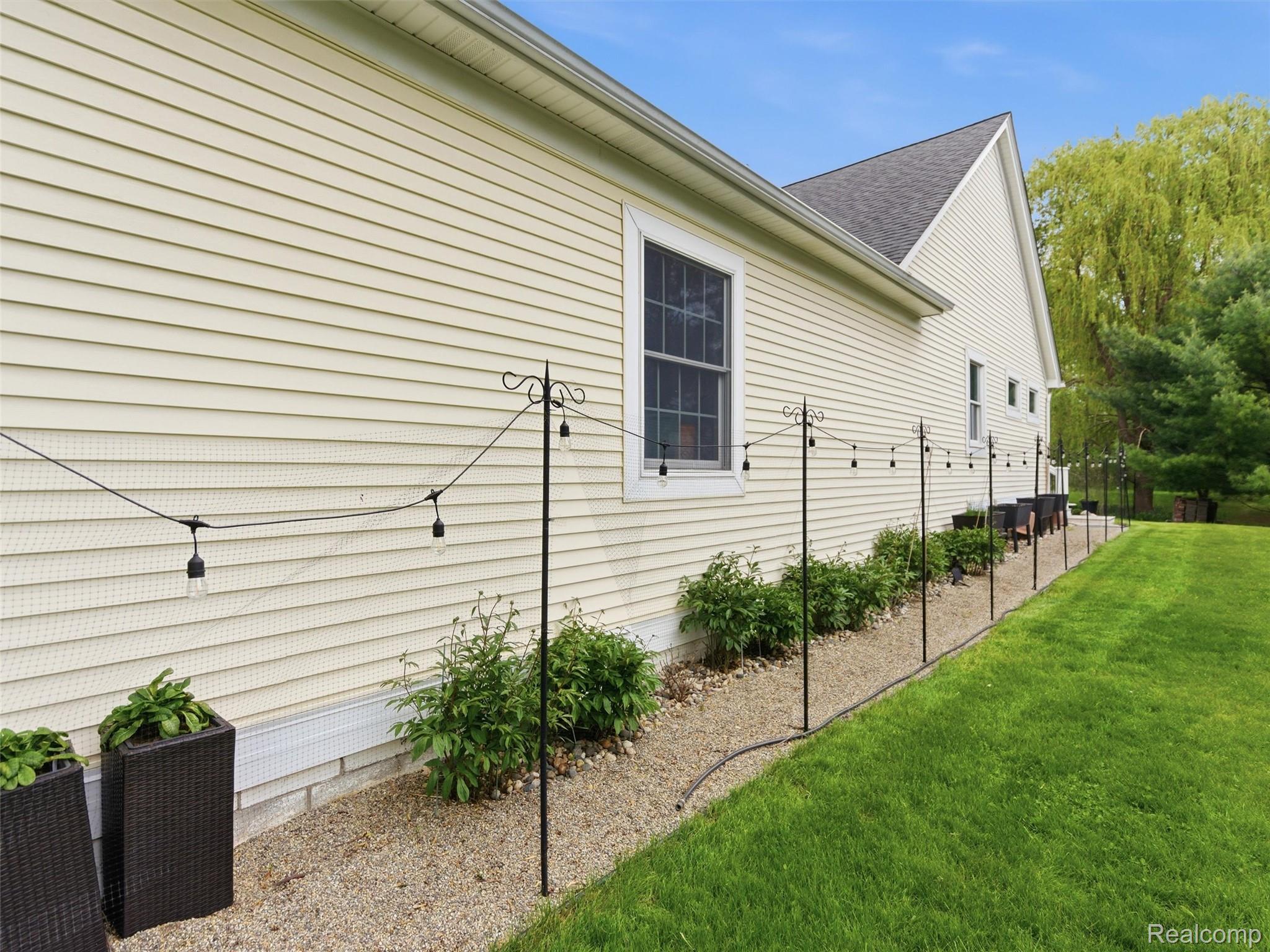 1185 Avon Circle West Rochester, MI 48309 - Photo 59 of 74 View of side of the home with a garden