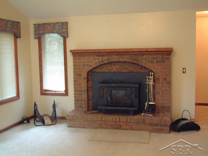 5275 North River Road Freeland, MI 48623 - Photo 6 of 13 20324699-5.JPG