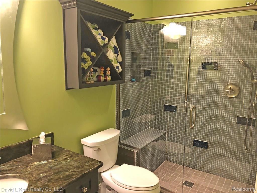 9204 Crescent Beach Road Pigeon, MI 48755 - Photo 55 of 66 9204CrescentBeachBathroomLL.jpg