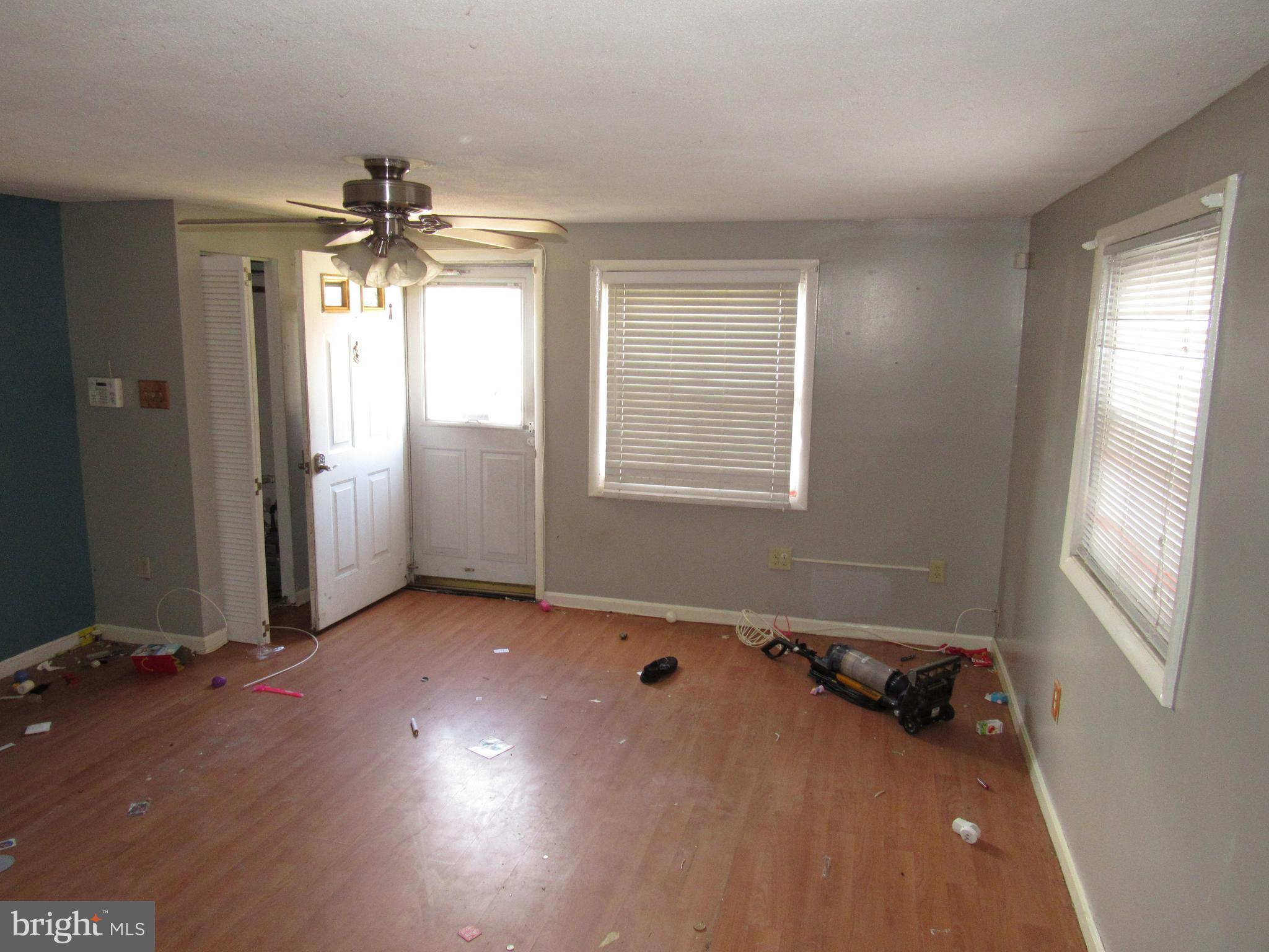 2001 Kelmore Road Baltimore, MD 21222 - Photo 4 of 21 Living Room