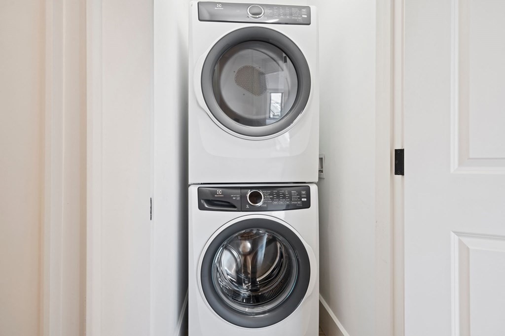 9 Glover Court, Unit 6 Boston, MA 02127 - Photo 21 of 34 a utility room with dryer and washer