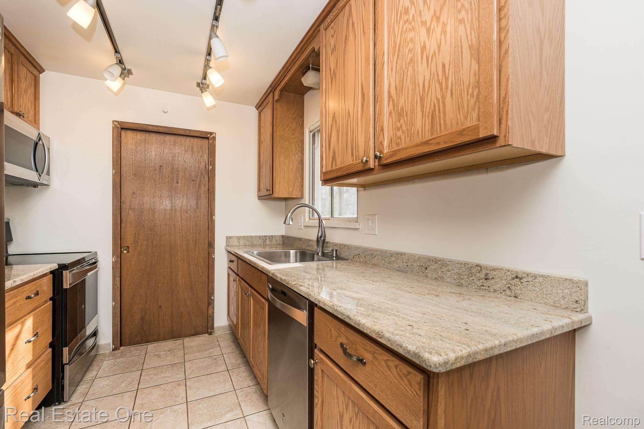 267 Arizona Avenue Rochester, MI 48309 - Photo 13 of 39 Ceramic Tile Floor - 36" Updated Cabinets - Track Lighting - Second Floor