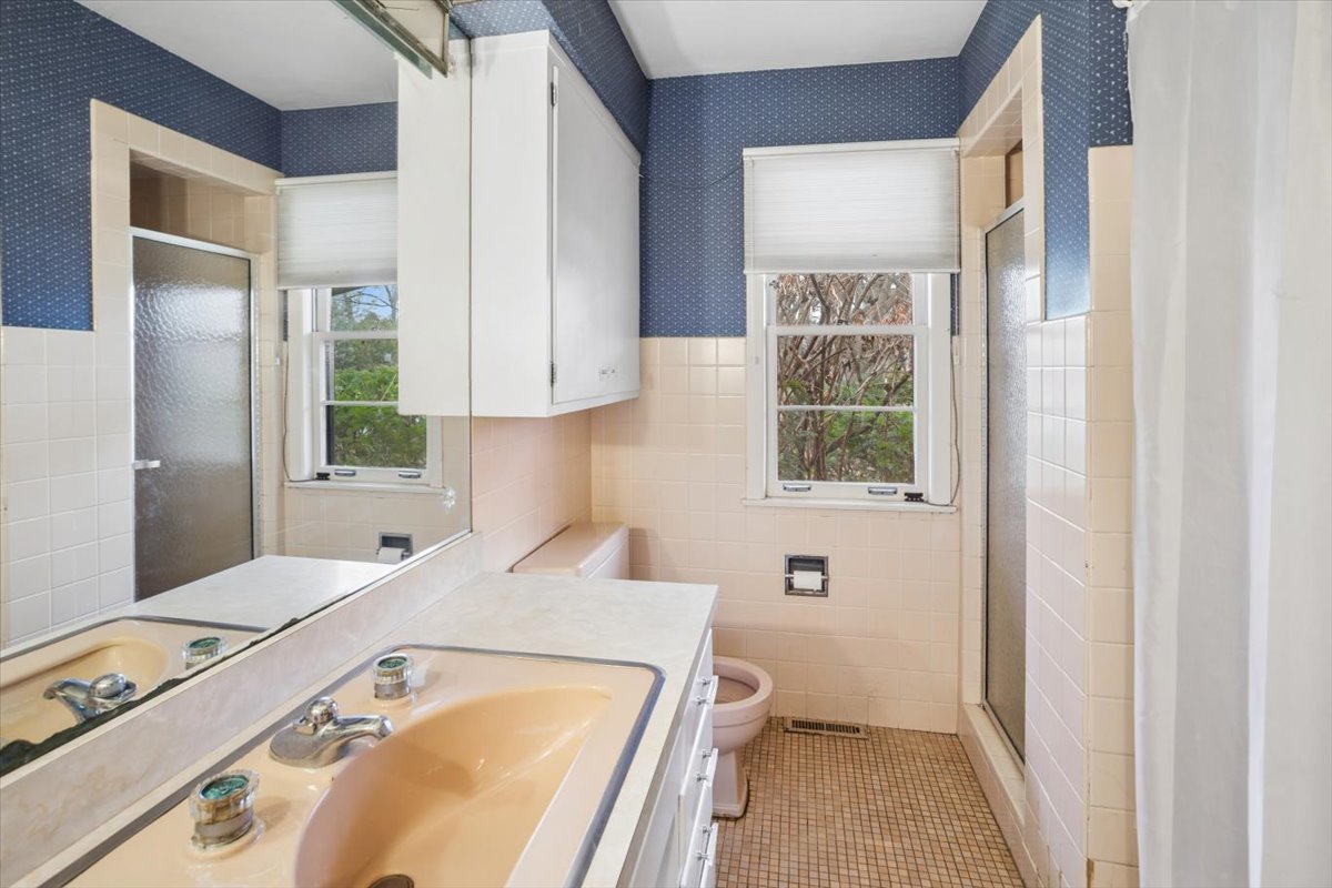207 Town Acres Lane Roselle, IL 60172 - Photo 15 of 27 a bathroom with a tub a sink and a window