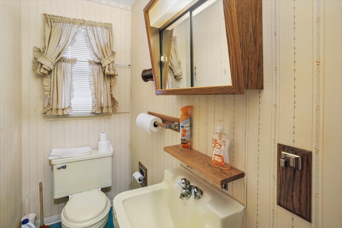 207 Town Acres Lane Roselle, IL 60172 - Photo 16 of 27 a bathroom with a sink toilet and mirror
