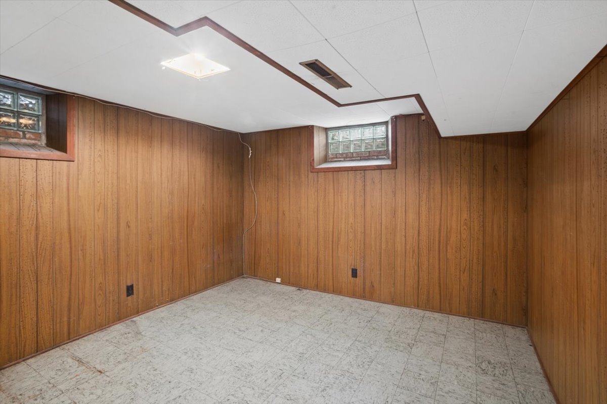 207 Town Acres Lane Roselle, IL 60172 - Photo 17 of 27 a view of an empty room