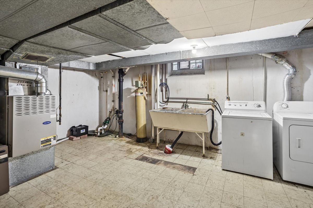 207 Town Acres Lane Roselle, IL 60172 - Photo 21 of 27 a view of a room with gym equipment