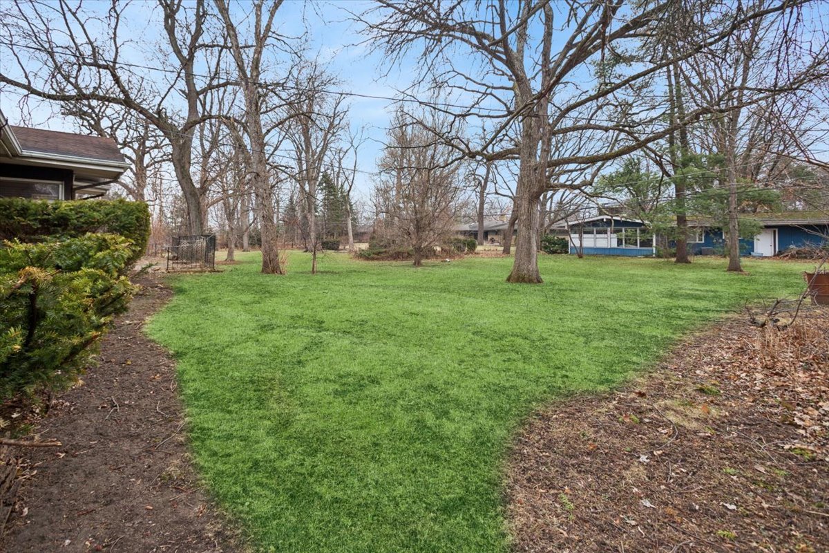 207 Town Acres Lane Roselle, IL 60172 - Photo 23 of 27 a backyard of a house with lots of green space