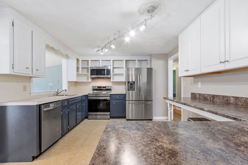 27 Launching Road Andover, MA 01810 - Photo 7 of 42 Gallery Image 7