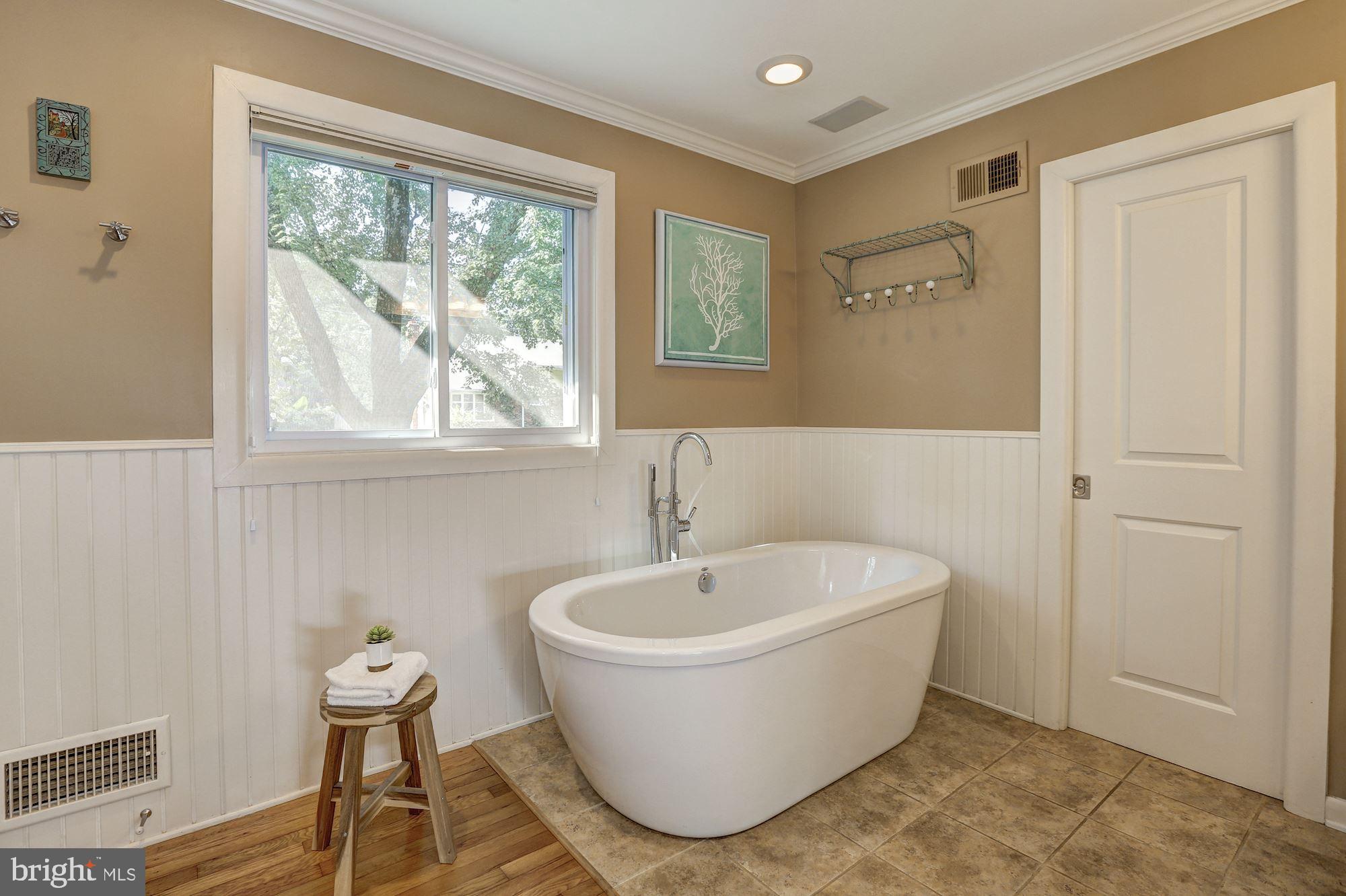 822 Bowie Road Rockville, MD 20852 - Photo 21 of 40 Stand alone spa tub.