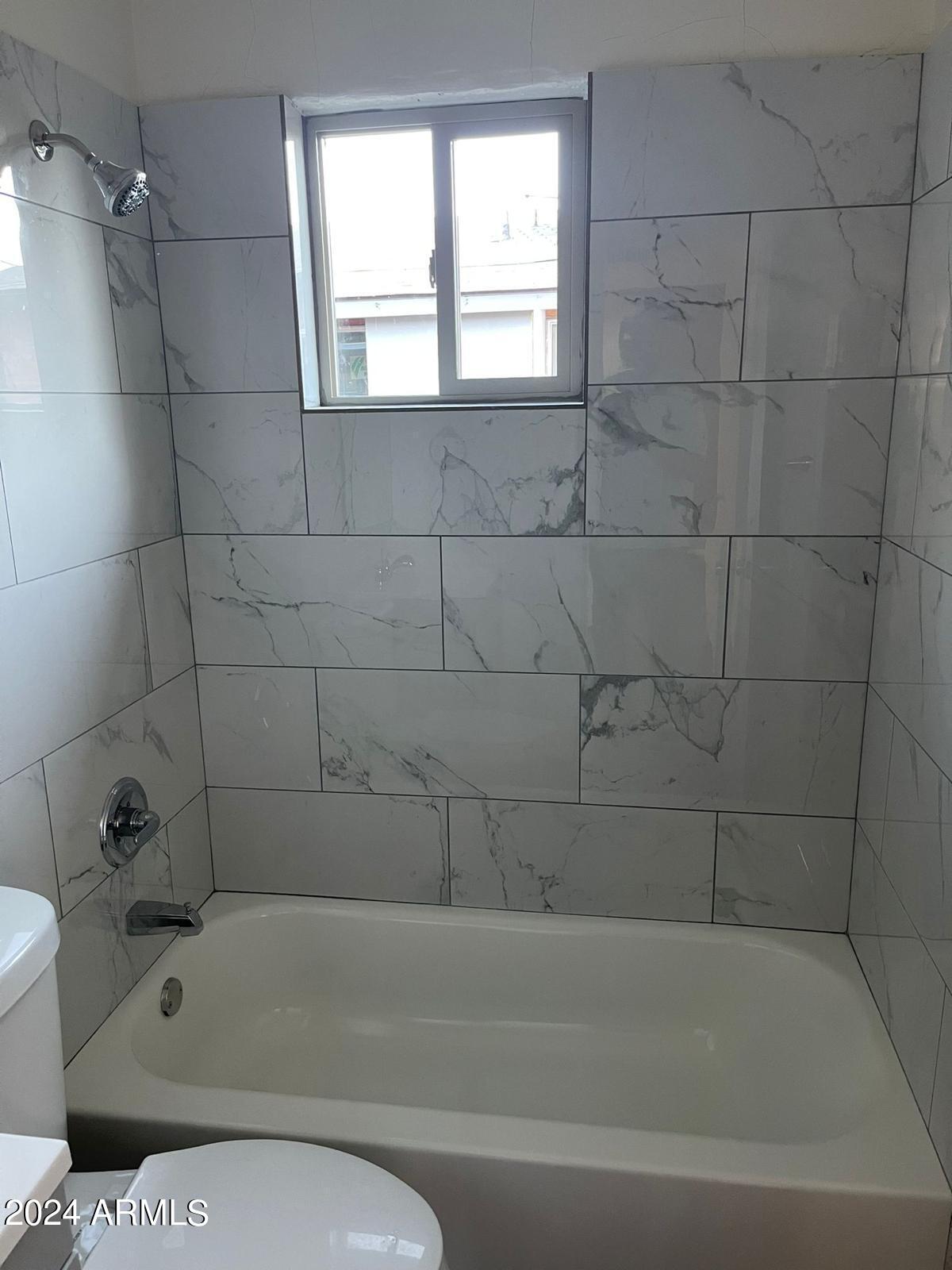 1006 South Dorsey Lane, Unit 16 Tempe, AZ 85281 - Photo 4 of 10 a bathroom with a toilet and bathtub