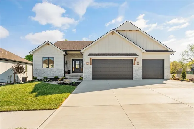 $819,900 | 4312 Northeast Hideaway Drive, Lee's Summit, MO 64064