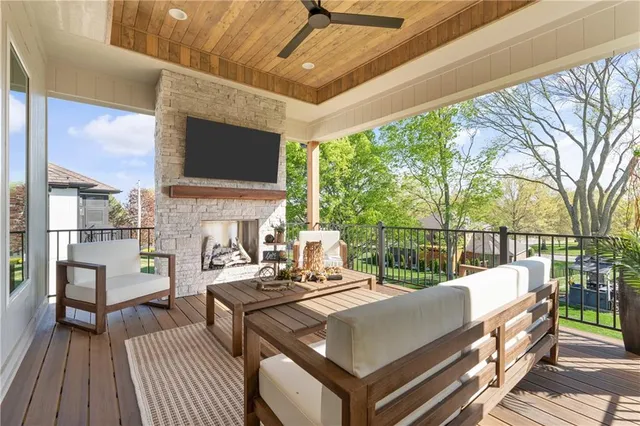 $819,900 | 4312 Northeast Hideaway Drive, Lee's Summit, MO 64064