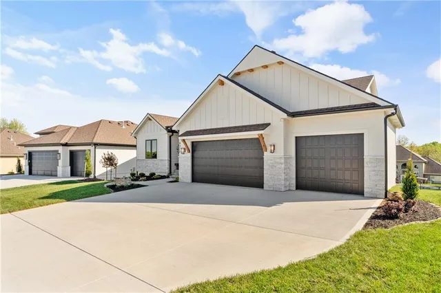 $819,900 | 4312 Northeast Hideaway Drive, Lee's Summit, MO 64064