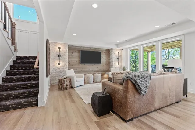 $819,900 | 4312 Northeast Hideaway Drive, Lee's Summit, MO 64064