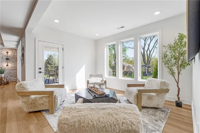 $819,900 | 4312 Northeast Hideaway Drive, Lee's Summit, MO 64064