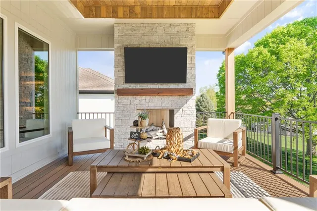 $819,900 | 4312 Northeast Hideaway Drive, Lee's Summit, MO 64064