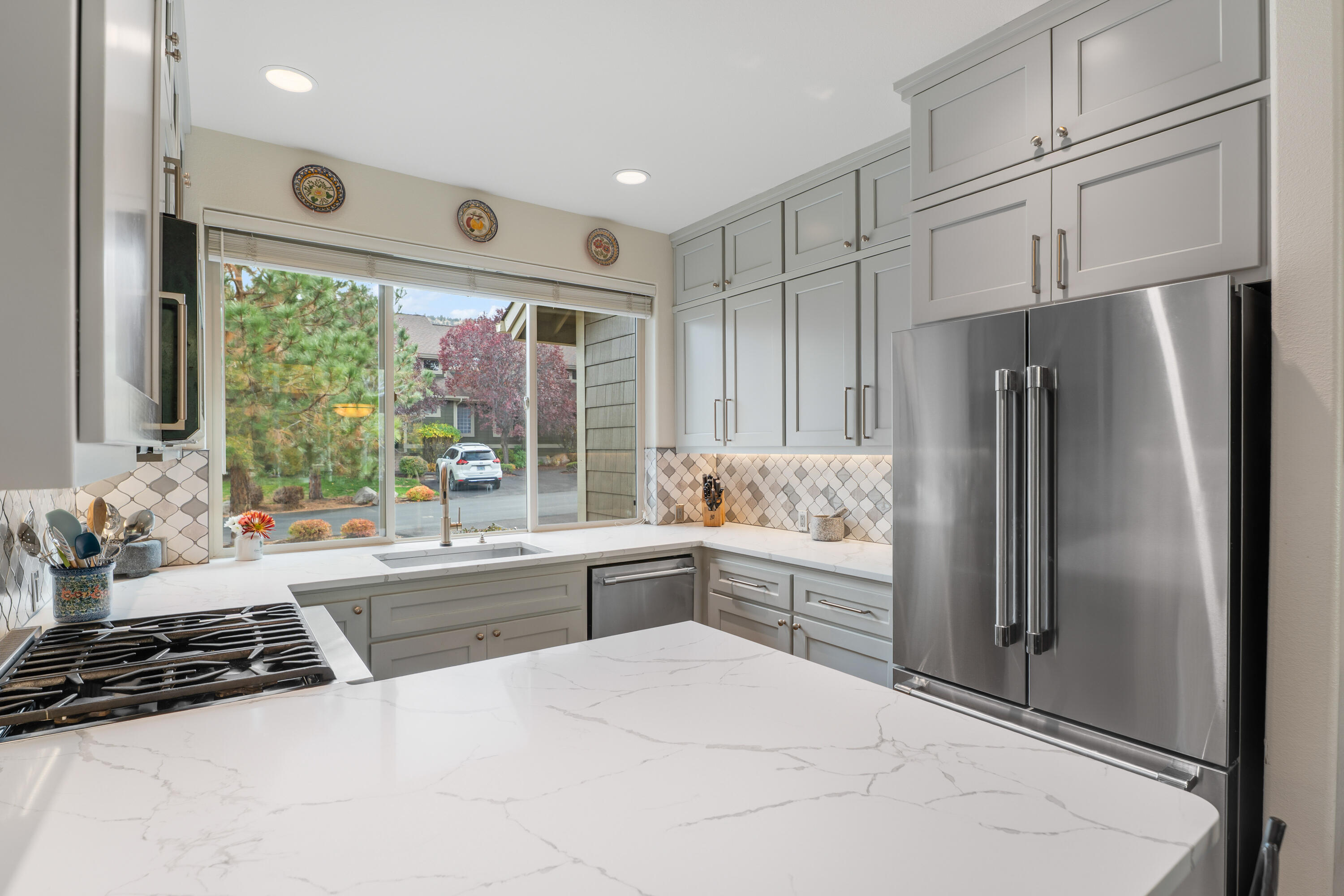 1302 Highland View Loop Redmond, OR 97756 - Photo 10 of 53 05-Kitchen