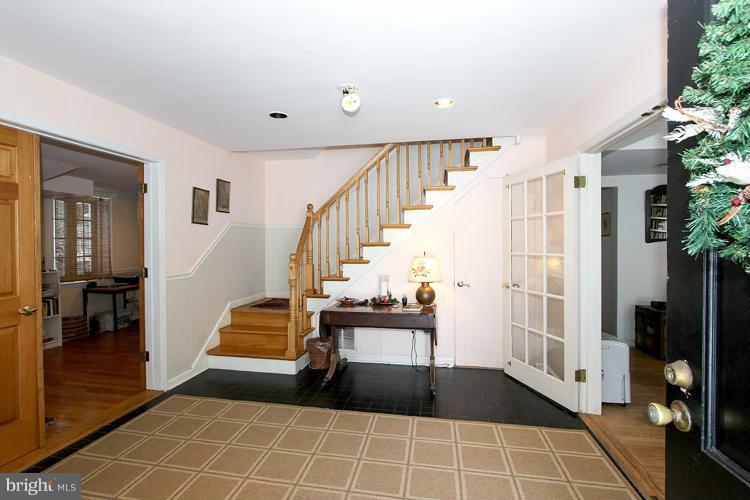 6214 Redwing Road Bethesda, MD 20817 - Photo 2 of 28 Interior (General)