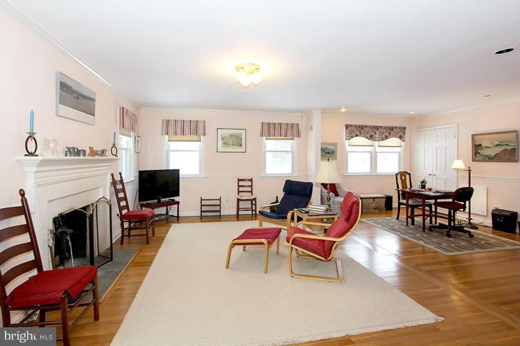 6214 Redwing Road Bethesda, MD 20817 - Photo 11 of 28 Living Room