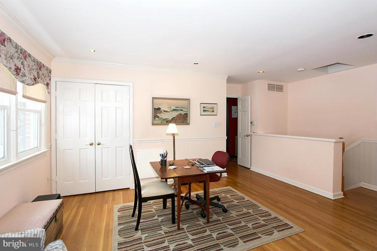6214 Redwing Road Bethesda, MD 20817 - Photo 14 of 28 Living Room
