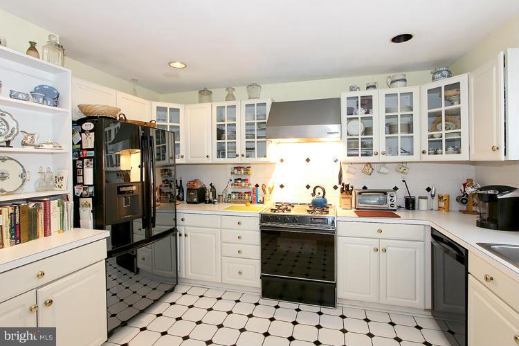 6214 Redwing Road Bethesda, MD 20817 - Photo 17 of 28 Kitchen