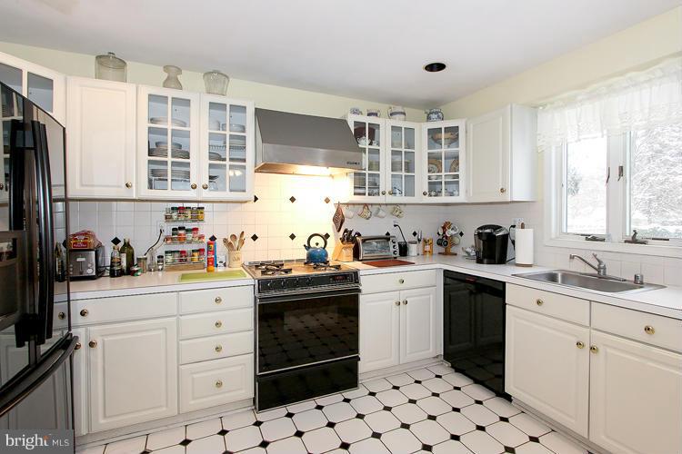6214 Redwing Road Bethesda, MD 20817 - Photo 18 of 28 Kitchen