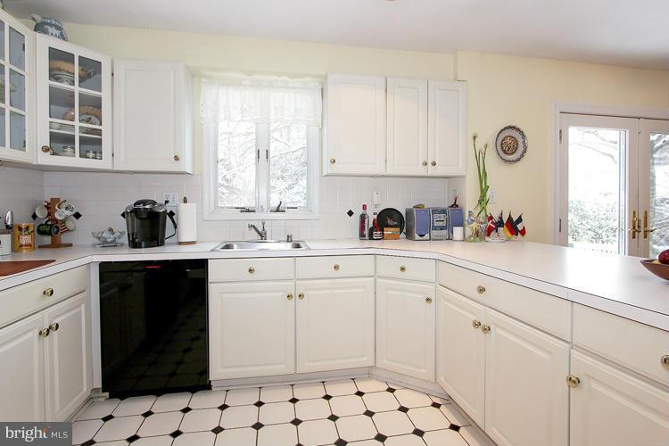6214 Redwing Road Bethesda, MD 20817 - Photo 19 of 28 Kitchen