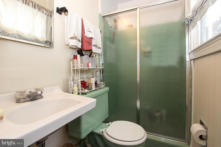 6214 Redwing Road Bethesda, MD 20817 - Photo 25 of 28 Bath (Master)