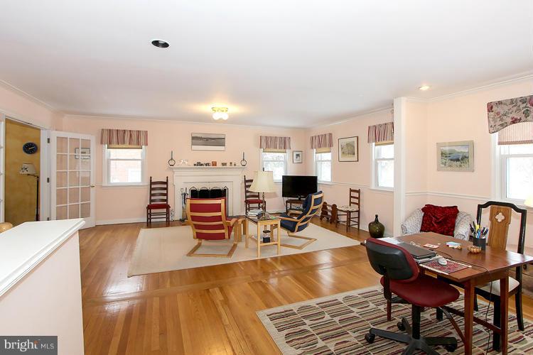 6214 Redwing Road Bethesda, MD 20817 - Photo 9 of 28 Living Room