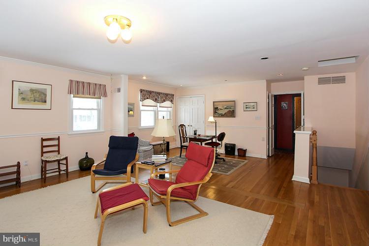 6214 Redwing Road Bethesda, MD 20817 - Photo 10 of 28 Living Room