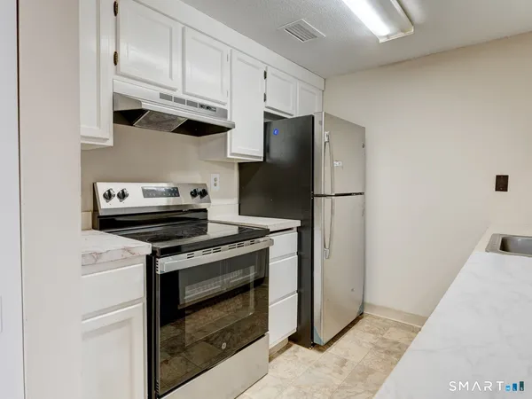 $2,300 | 17 Little Oak Lane, Unit 17, Rocky Hill, CT 06067