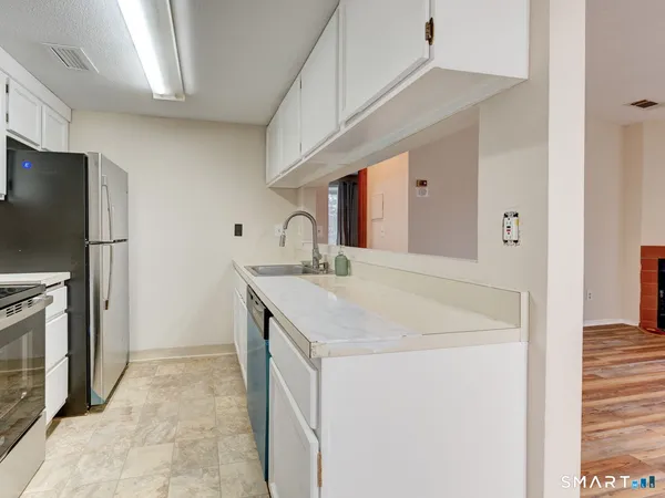 $2,300 | 17 Little Oak Lane, Unit 17, Rocky Hill, CT 06067