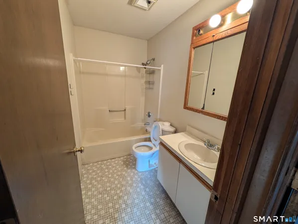 $2,300 | 17 Little Oak Lane, Unit 17, Rocky Hill, CT 06067