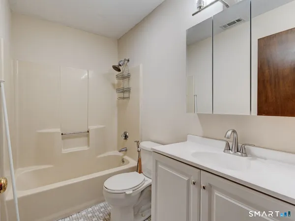 $2,300 | 17 Little Oak Lane, Unit 17, Rocky Hill, CT 06067