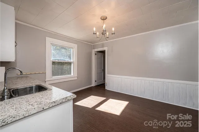 a view of a livingroom with a workspace