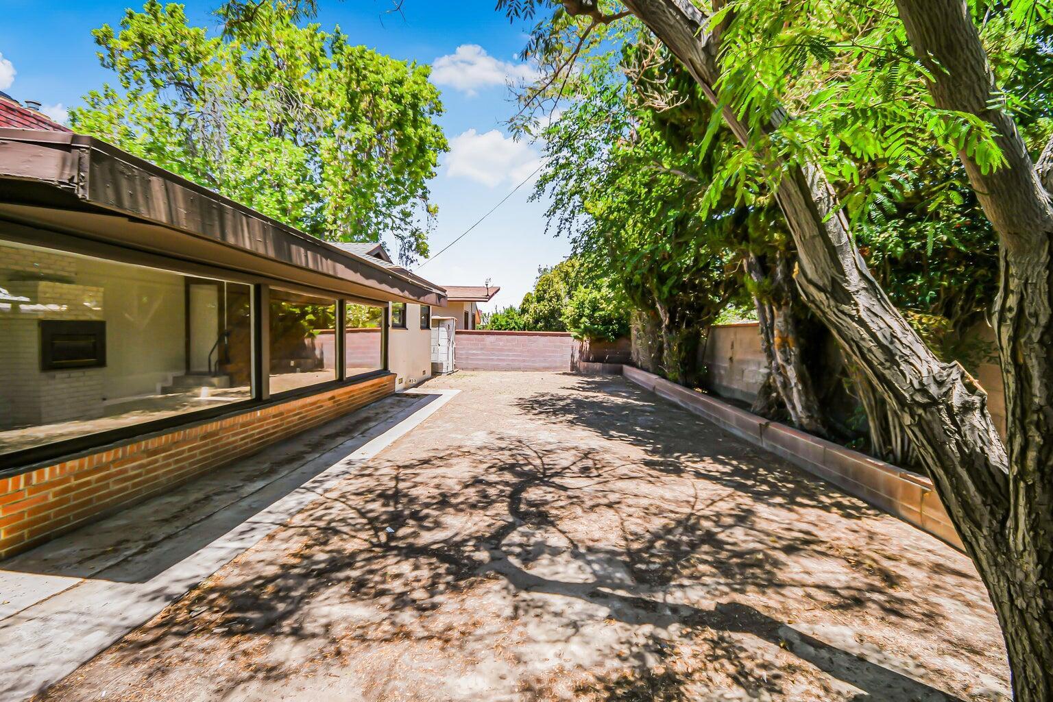 44446 Loneoak Avenue Lancaster, CA 93534 - Photo 19 of 20 a view of a back yard of the house