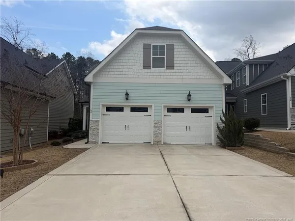 a view of a house with backyard