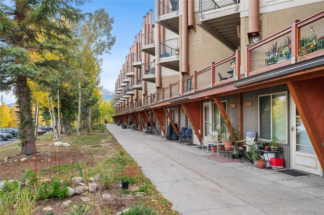 a view of a large white house