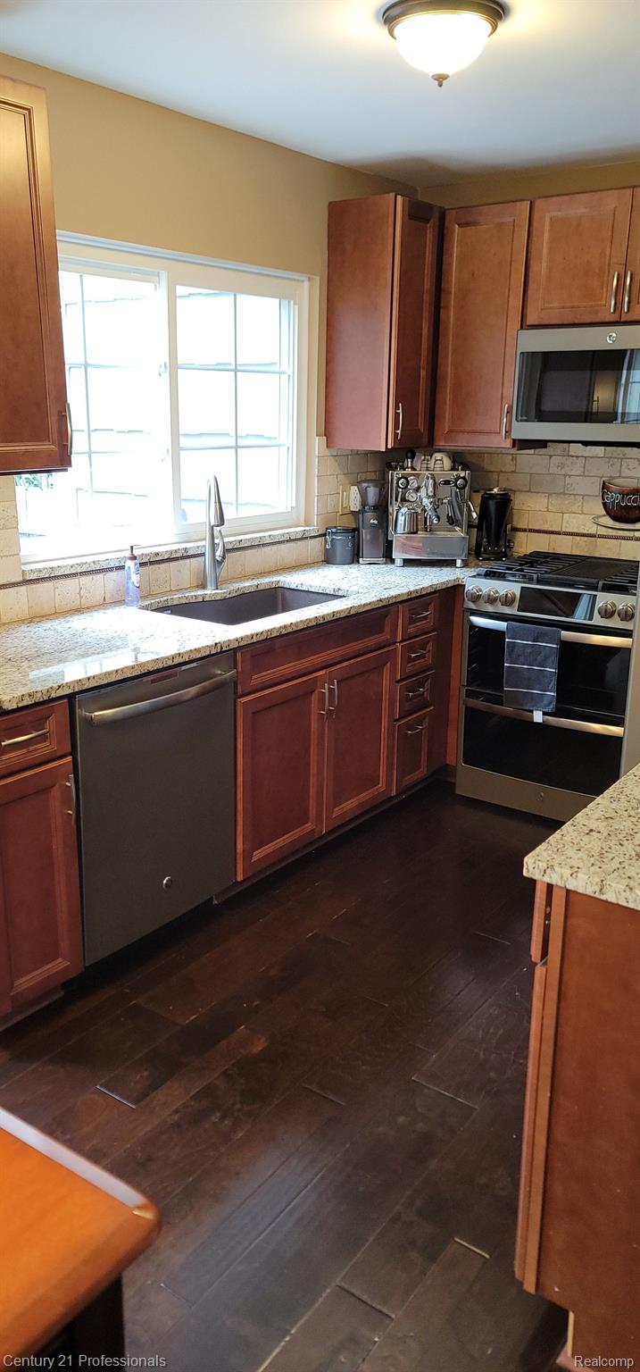 1520 Hidden Valley Lane Rochester, MI 48306 - Photo 15 of 29 Engineered Hardwood Floors