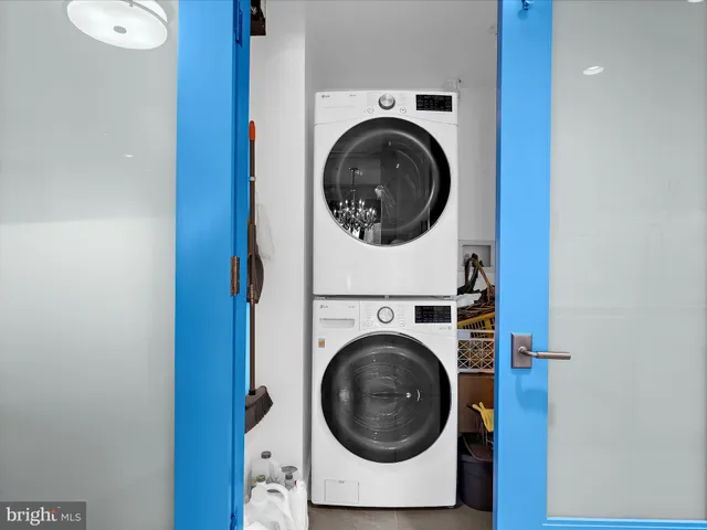 a close up view of a washer and dryer