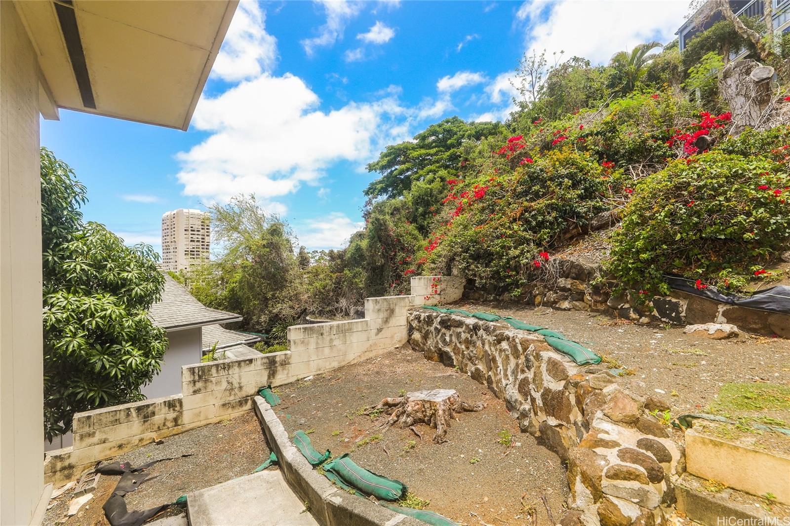 1952 Nehoa Place Honolulu, HI 96822 - Photo 21 of 25 a view of a backyard