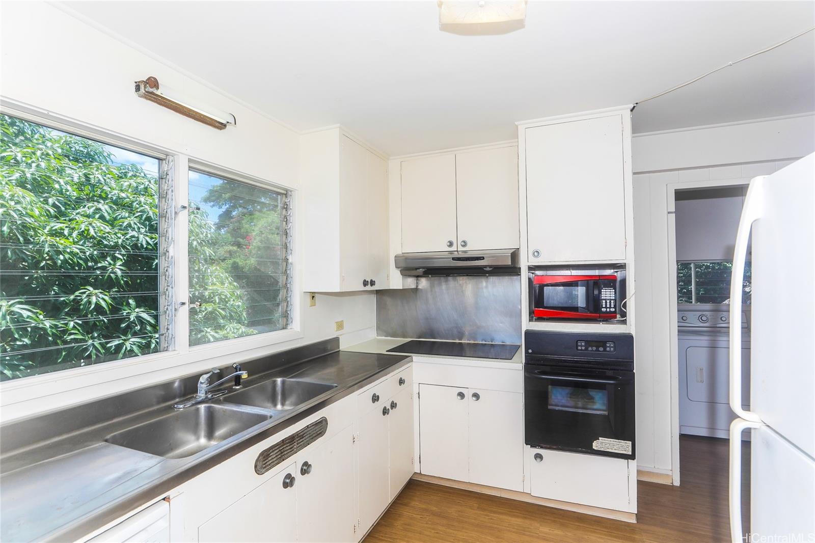 1952 Nehoa Place Honolulu, HI 96822 - Photo 8 of 25 a kitchen with a sink and a stove