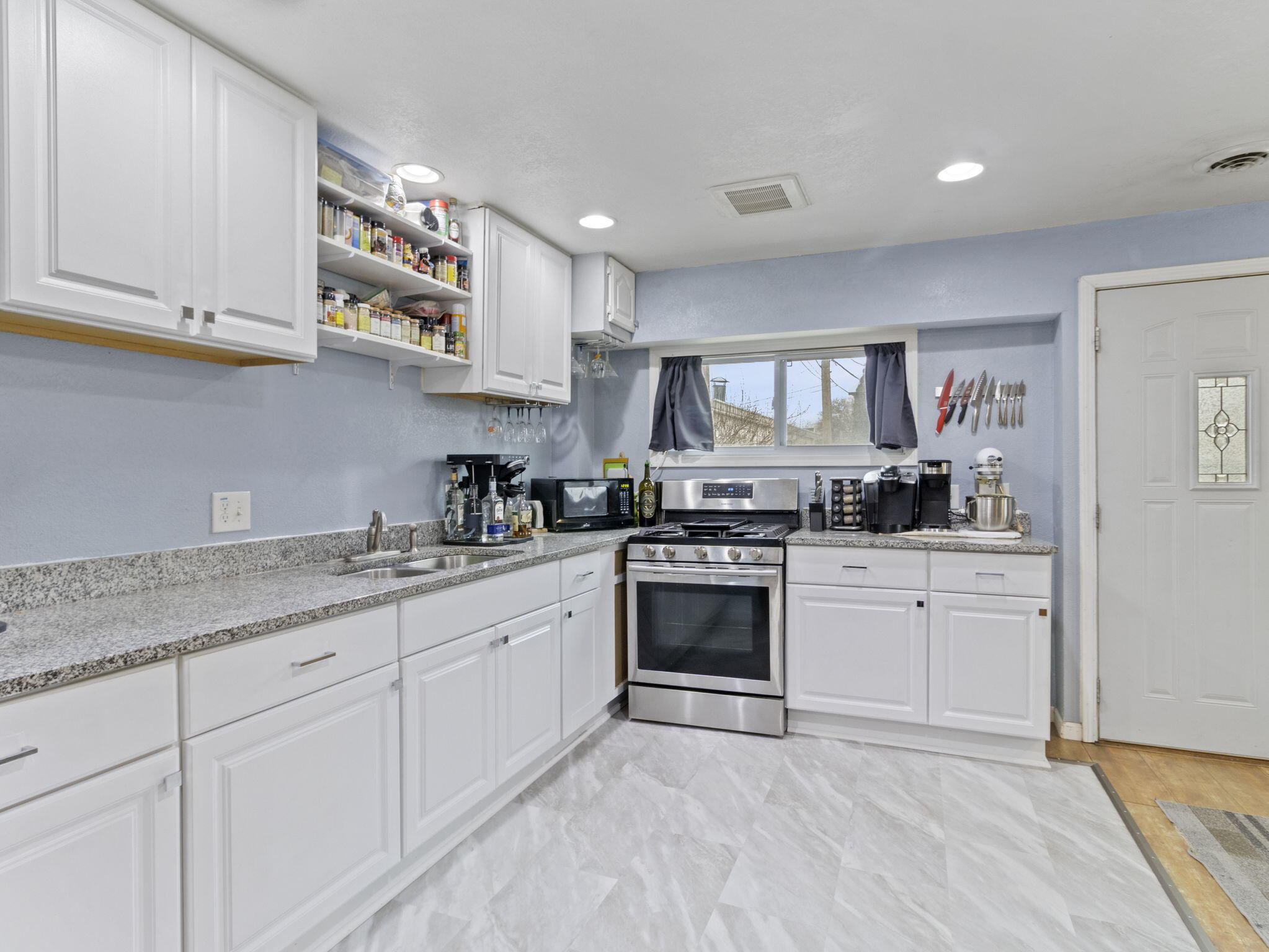 Kitchen – Range & Counters